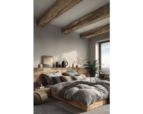 Světlá moderní ložnice s postelí z masivního dřeva, trámovým stropem a dřevěným čelem postele, které slouží jako police na vázy.