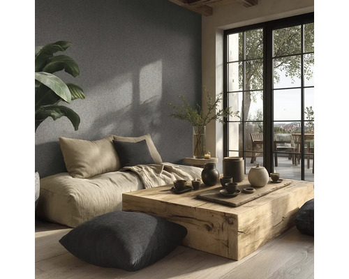 Světlý obývací pokoj se sedacími polštáři, dřevěným stolem a dekorací na strukturované stěně