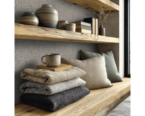 Dekorativní scéna s policemi, keramickými vázami, knihami, textiliemi a polštáři pro design interiéru