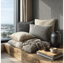 Dekorační polštáře a deka na dřevěné lavici u okna s výhledem