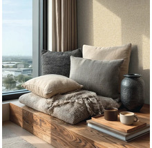 Světlý, moderní okenní výklenek s dřevěnou lavicí, textilními polštáři, dekou, vázou a šálky kávy na podnosu.