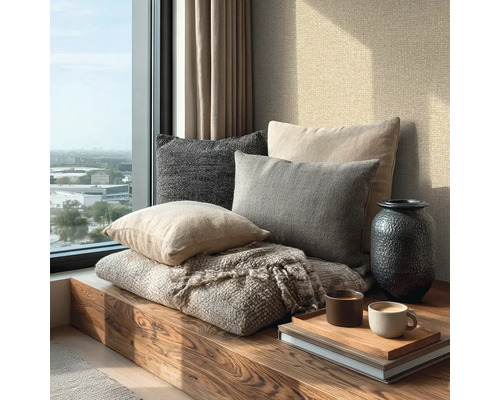 Světlý, moderní okenní výklenek s dřevěnou lavicí, textilními polštáři, dekou, vázou a šálky kávy na podnosu.