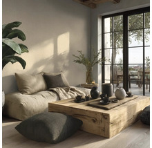 Světlý, minimalistický obývací pokoj s nízkou látkovou pohovkou, konferenčním stolkem z masivního dřevěného bloku a velkými terasovými okny.