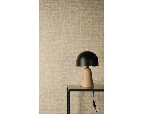 Vliesová tapeta s lněnou strukturou a tkaným vzhledem, v popředí moderní stolní lampa s černým stínidlem a dřevěnou podstavou na kovovém stolku.