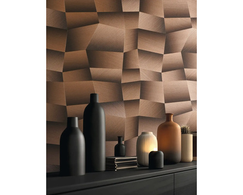 Nástěnná dekorace s trojrozměrným vzhledem dřeva a dekorativní vázy na polici