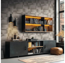 Moderní obývací pokoj s 3D geometrickou tapetou, nástěnnou dřevěnou policí s LED osvětlením, černou komodou a koženým taburetem.