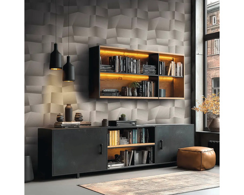 Moderní obývací pokoj s 3D geometrickou tapetou, nástěnnou dřevěnou policí s LED osvětlením, černou komodou a koženým taburetem.