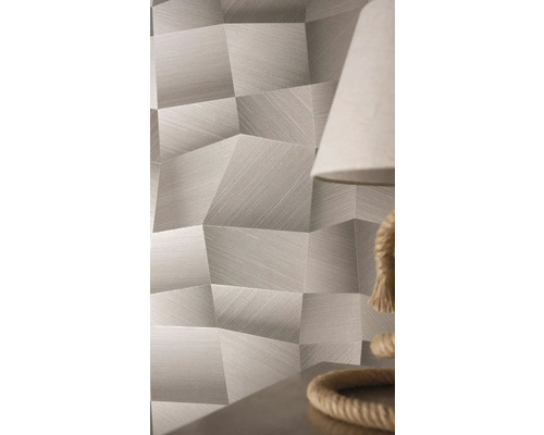 Tapeta s geometrickým vzorem, 3D efektem a jemnou liniovou strukturou ve světlé místnosti vedle lampy.