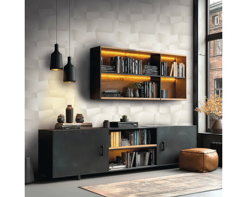 Moderní obývací pokoj s osvětlenou dřevěnou nástěnnou policí a černou komodou v industriálním stylu před stěnou s geometrickým vzorem.