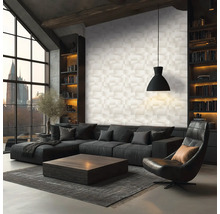 Moderní obývací pokoj s geometrickou tapetou s 3D efektem, tmavou pohovkou, dřevěným konferenčním stolkem a velkým oknem v industriálním stylu.