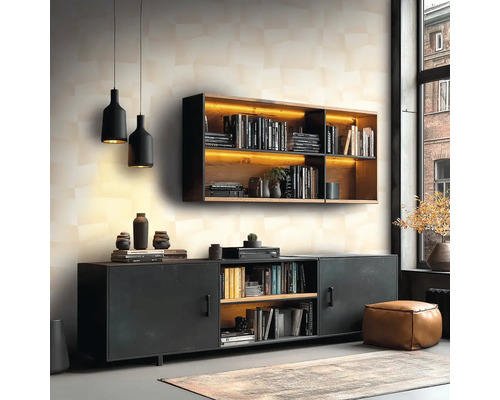 Obývací pokoj v industriálním stylu s černou komodou, osvětlenou nástěnnou policí ze dřeva a kovu a dvěma závěsnými svítidly.