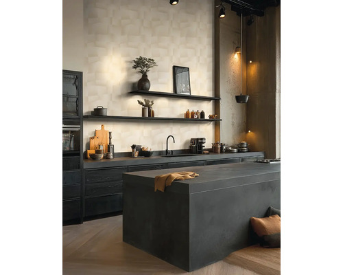 Průmyslová kuchyně s tmavými skříňkami, velkým ostrovem a tapetou s geometrickým vzorem. Černé police a teplé osvětlení.