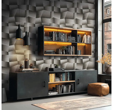 Obývací pokoj se strukturovanou tapetou, příborníkem, závěsnou policí a dekorací