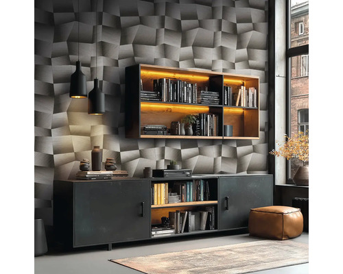 Obývací pokoj se strukturovanou tapetou, příborníkem, závěsnou policí a dekorací