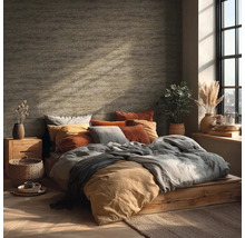 Ložnice s dřevěným rámem postele, polštáři a pokojovými rostlinami