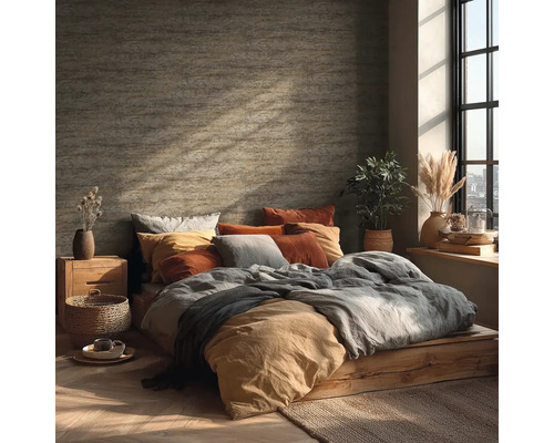 Ložnice s dřevěným rámem postele, polštáři a pokojovými rostlinami