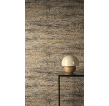 Detail tapety s kamenným vzorem a lampou