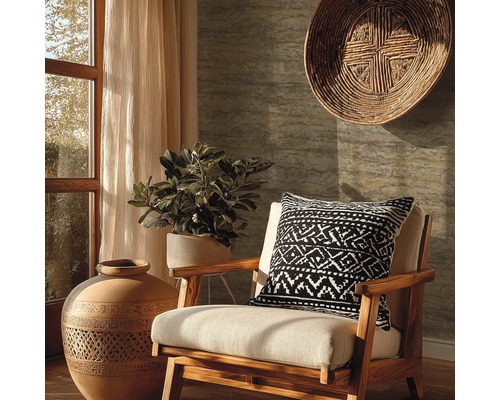 Obývací pokoj s dřevěným křeslem, vzorovaným polštářem, hrnkovou rostlinou, dekorativní vázou a nástěnným košem