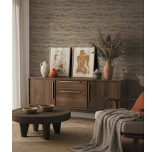 Obývací pokoj s vzorovanou tapetou, komodou, obrazy a konferenčním stolkem