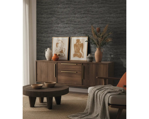 Uspořádaný obývací pokoj s texturovanou tapetou, dřevěným příborníkem, kulatým konferenčním stolkem, dekorativními vázami a rámovanými obrazy.