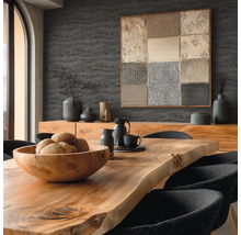 Moderní, organizovaná jídelna s masivním dřevěným stolem, dřevěnou mísou a strukturovanou tapetou na stěně.