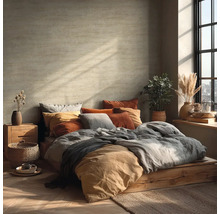 Útulná ložnice s postelí na dřevěné platformě, polštáře, přikrývky a pokojové rostliny