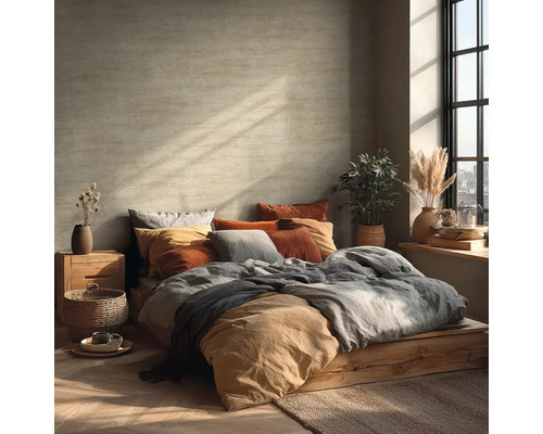 Útulná ložnice s postelí na dřevěné platformě, polštáře, přikrývky a pokojové rostliny