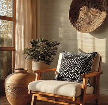 Dekorativní obytné prostředí s křeslem, okrasným polštářem, pokojovou rostlinou a velkým dekorativním květináčem