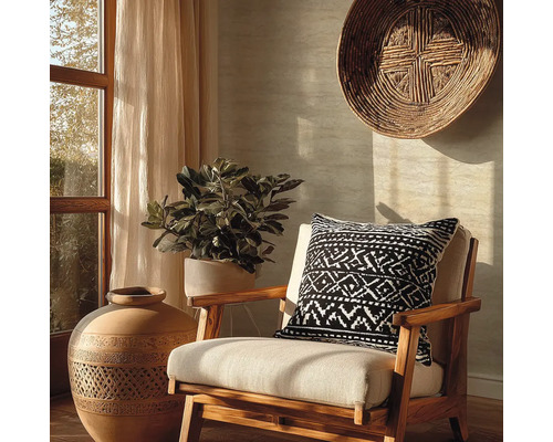 Dekorativní obytné prostředí s křeslem, okrasným polštářem, pokojovou rostlinou a velkým dekorativním květináčem