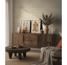 Obývací pokoj s komodou, dekorací a abstraktními uměleckými díly pro útulnou atmosféru