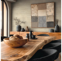 Jídelna s dřevěným stolem, židlemi a dekoracemi na příborníku