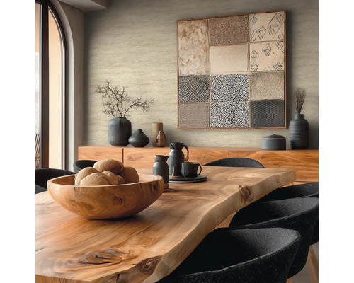 Jídelna s dřevěným stolem, židlemi a dekoracemi na příborníku