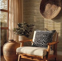 Dekorativní obývací pokoj s křeslem, okrasným polštářem, pokojovou rostlinou, dekorací a oknem