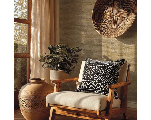 Dekorativní obývací pokoj s křeslem, okrasným polštářem, pokojovou rostlinou, dekorací a oknem