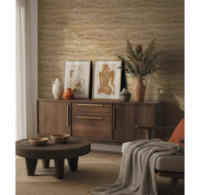 Obývací pokoj s komodou, dekorací a vzorovanou tapetou