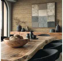 Jídelna s dřevěným stolem, židlemi a nástěnnou dekorací pro stylový interiér