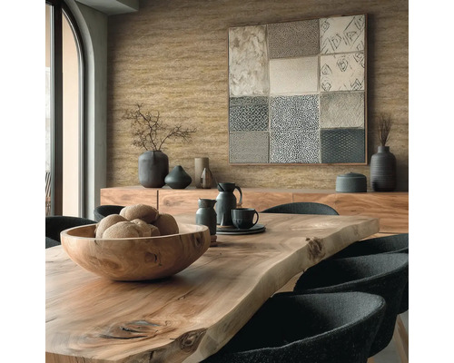 Jídelna s dřevěným stolem, židlemi a nástěnnou dekorací pro stylový interiér