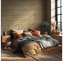 Ložnice s postelí, polštáři a dekorativní úpravou stěn pro útulnou atmosféru