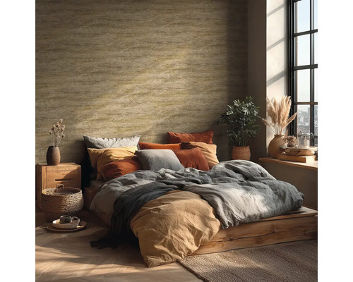 Ložnice s postelí, polštáři a dekorativní úpravou stěn pro útulnou atmosféru