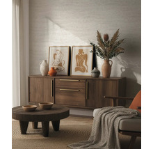 Obývací pokoj s dřevěnou komodou, ozdobnými vázami, obrazy a konferenčním stolkem na kulatém koberci