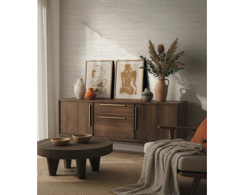 Obývací pokoj s dřevěnou komodou, ozdobnými vázami, obrazy a konferenčním stolkem na kulatém koberci