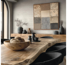 Jídelna s dřevěným stolem, mísou, nádobím, dekorací a uměleckým dílem na zdi