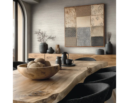 Jídelna s dřevěným stolem, mísou, nádobím, dekorací a uměleckým dílem na zdi