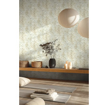 Světlý pokoj s tapetou se vzorem, policový díl, dekorace a podložky na jógu