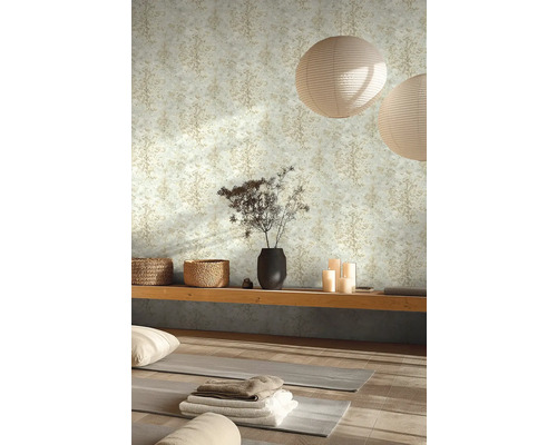 Světlý pokoj s tapetou se vzorem, policový díl, dekorace a podložky na jógu