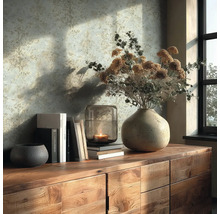 Dekorativní zátiší s vázou, svíčkou a knihami na dřevěné komodě před vzorovanou stěnou