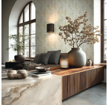 Obývací pokoj s tapetou, sedacími polštáři, dekorací a osvětlením pro útulnou atmosféru