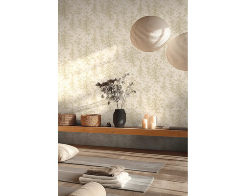 Vliesová tapeta s jemným vzorem stromů ve světlé místnosti s podložkami na jógu, dřevěnými prvky, pletenými košíky a papírovými lampami.