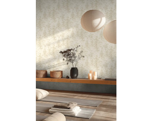 Světlý pokoj s vzorovanou tapetou, podložkami na jógu, polštáři, policemi a dekoracemi.