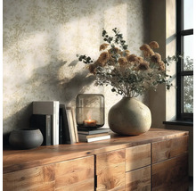 Dekorativní interiér s tapetou, dřevěným stolem, vázou, květinami a svíčkou.